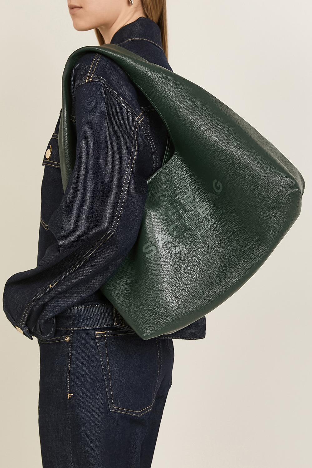 תמונת כל הלוק של תיק שק MARC JACOBS